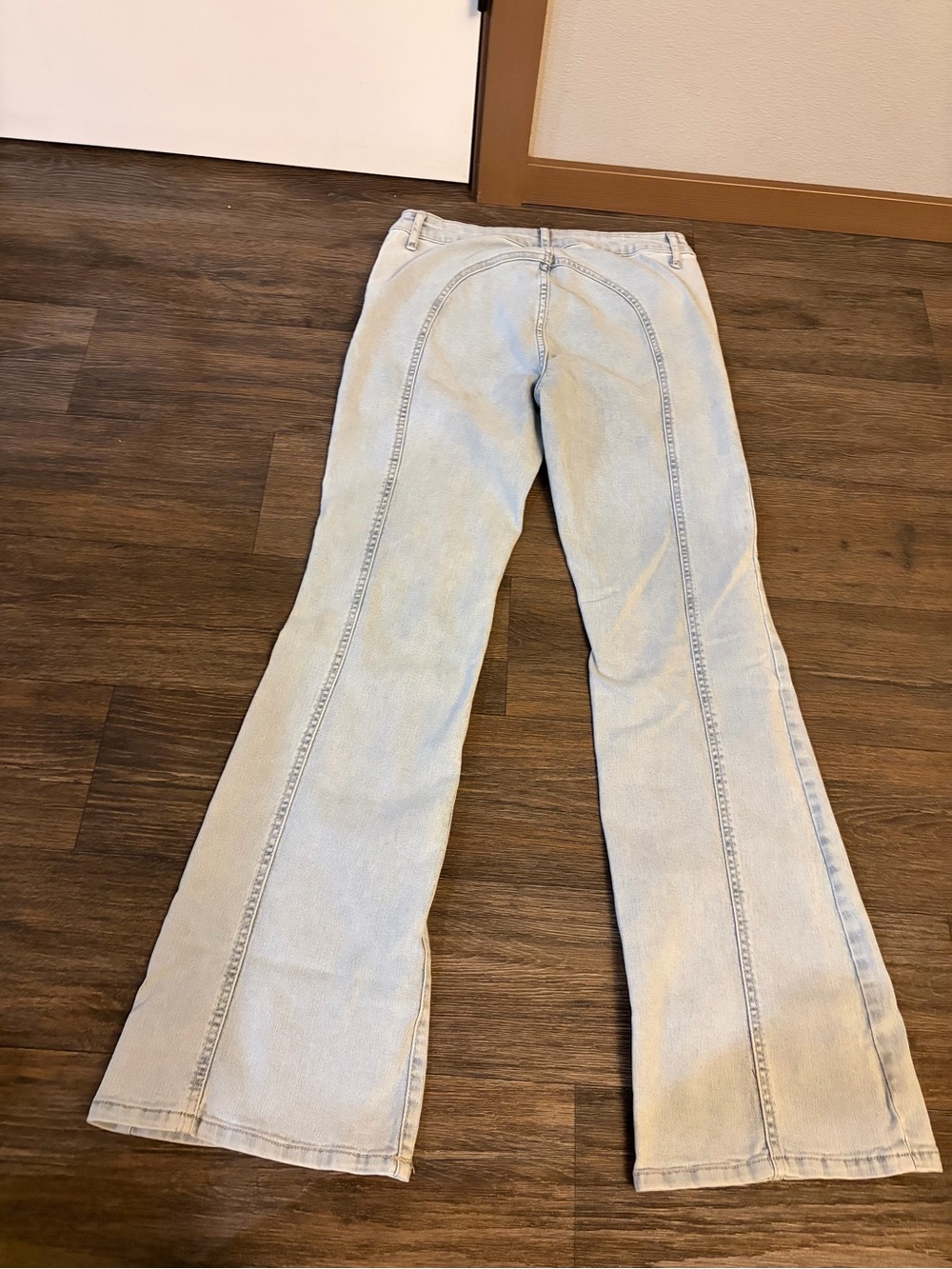 Women’s Wild Fable Collegiate Light Wash Low-Rise Curved Hem Flare Jean Size 8 - Picture 9 of 9